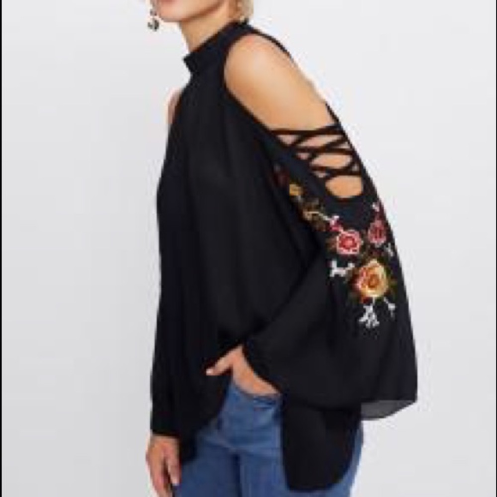 Open Shoulder Embroidery Bell Sleeve blouse